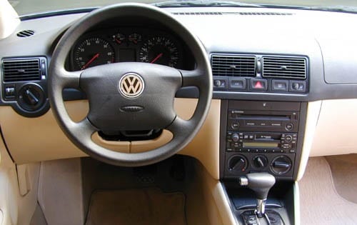 tableau de bord Volkswagen Golf 4 avec autoradio d'origine avant installation CarPlay